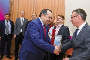 Церемония поздравлений. Генеральный директор АО НПО «БелМаг» И.Г. Гун и ректор Д.В. Терентьев
